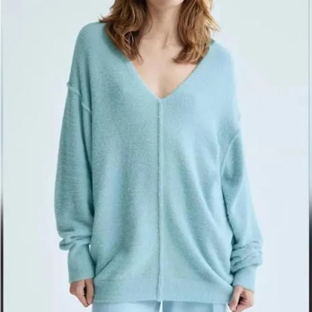 Aritzia Wilfred Free 2XS fuzzy baby blue sweater